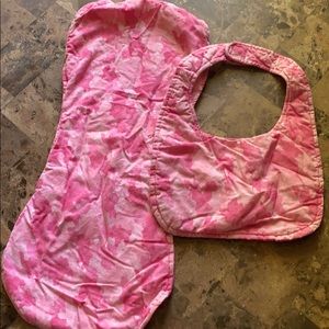 Handmade pink camo bib and bib cloth set .